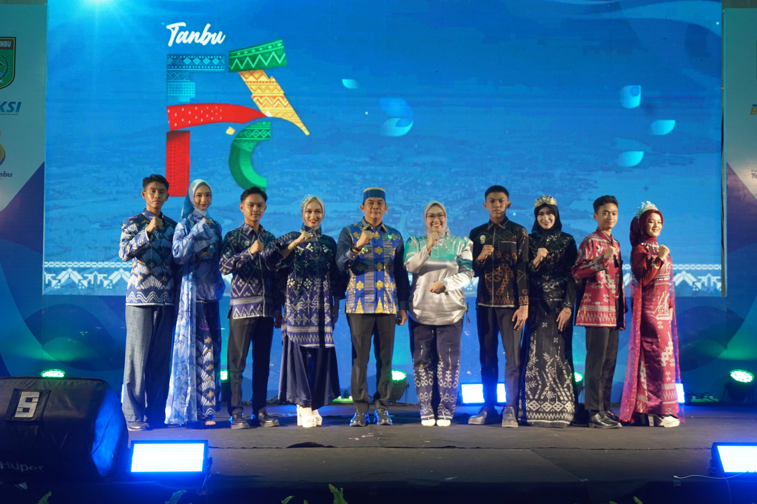 Aksi Inovasi Tanbu 2026, Tenun Pagatan Tampil Elegan di Fashion Show Dekranasda Tanah Bumbu