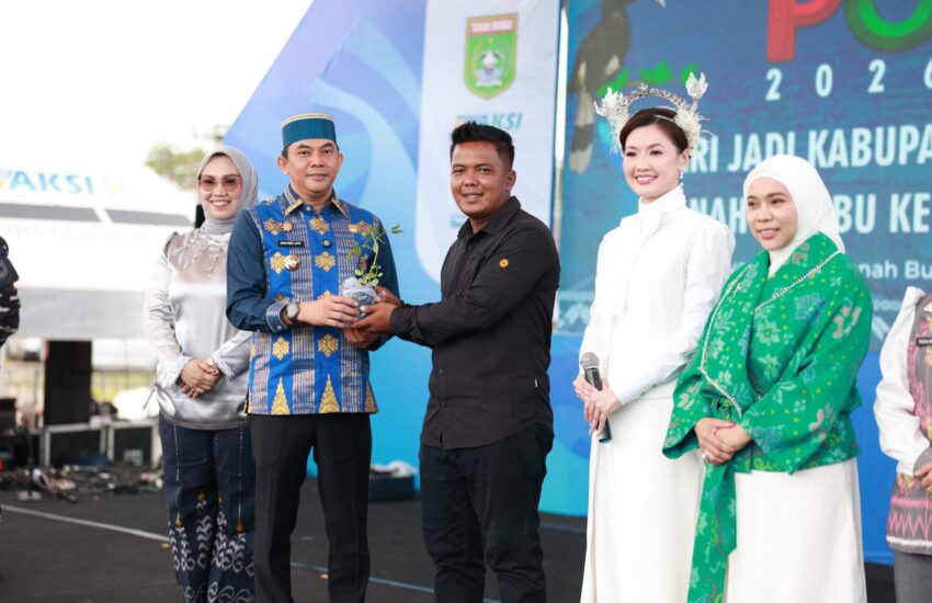 HUT ke-23 Tanbu, Bupati Andi Rudi Latif dan Artis Asty Ananta Serahkan Bibit Tomat Cherry Stevia untuk Petani Lokal
