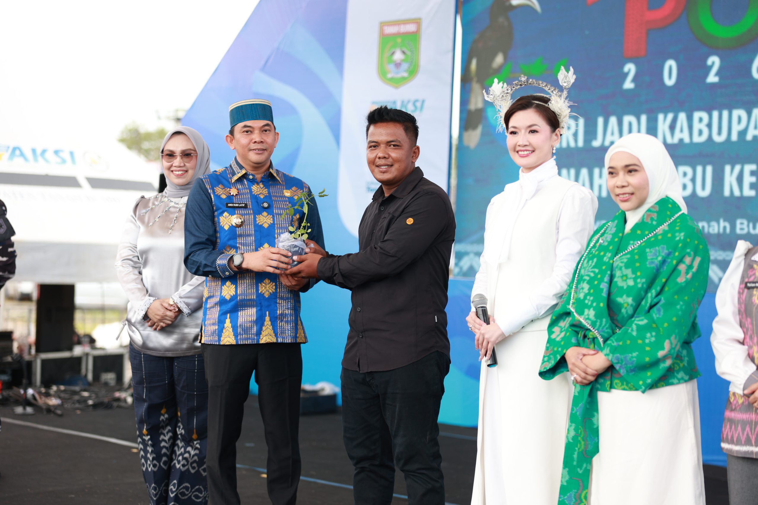 HUT ke-23 Tanbu, Bupati Andi Rudi Latif dan Artis Asty Ananta Serahkan Bibit Tomat Cherry Stevia untuk Petani Lokal