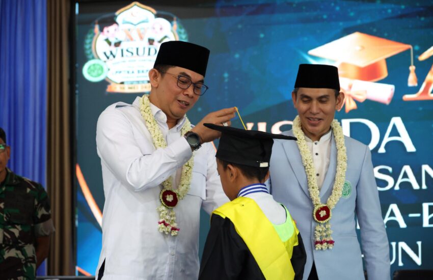 Bupati Andi Rudi Latif Wisuda 1.200 Santri TKA-TPA, Tegaskan Pentingnya Generasi Qur’ani