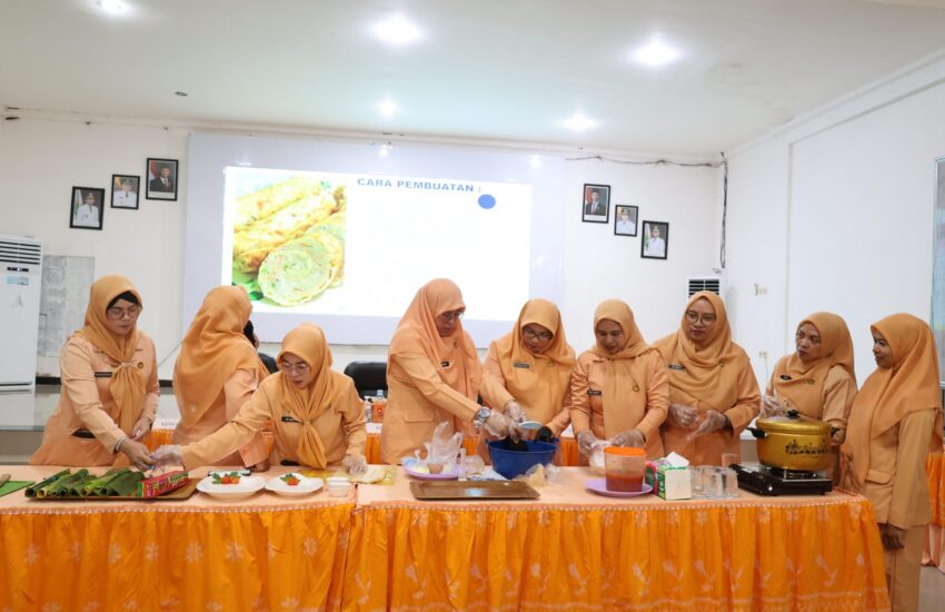 DWP Tanah Bumbu Dorong Ekonomi Keluarga Lewat Pelatihan Rolade Ikan