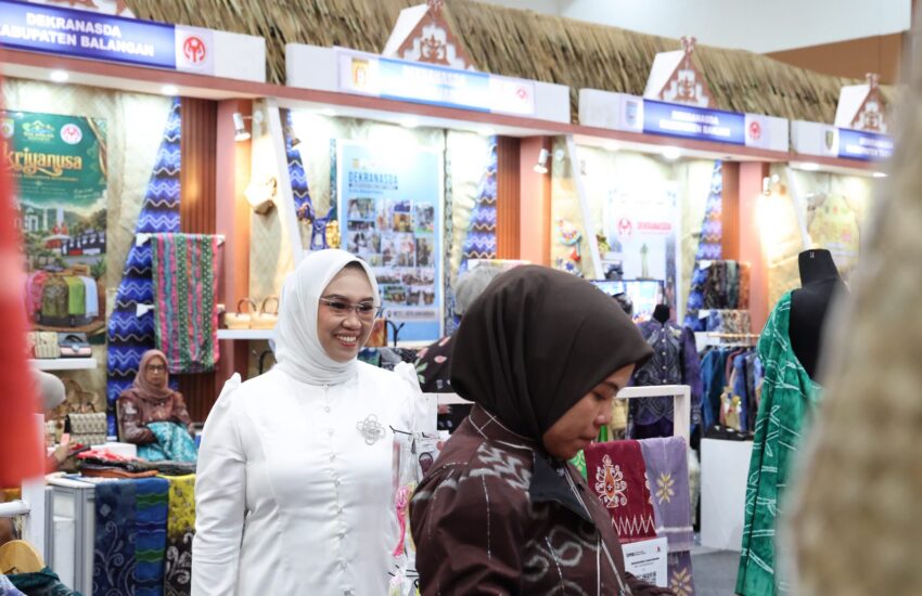 Penutupan Kriyanusa 2026, Andi Irmayani Rudi Latif Bawa Semangat Tenun Pagatan ke Panggung Nasional